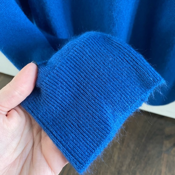 Women’s Acrylic Sweater - Picture 6 of 7